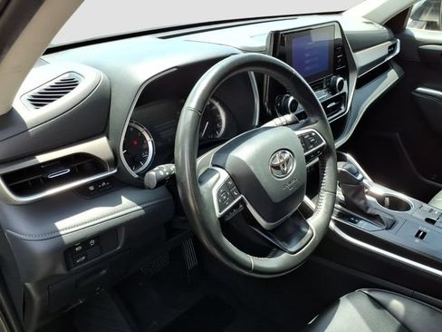 Certified 2024 Toyota Highlander XLE FWD image 13