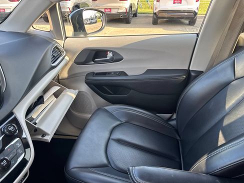 Used 2023 Chrysler Pacifica Touring-L FWD image 22