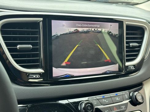 Used 2024 Chrysler Pacifica Touring-L FWD image 16
