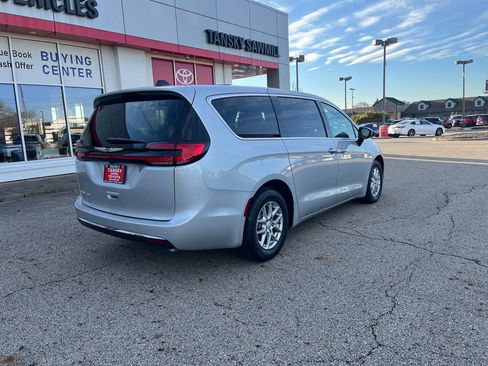 Used 2026 Chrysler Pacifica Select image 6