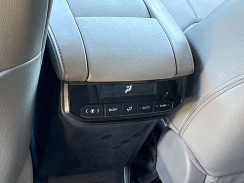 Used 2023 Toyota Highlander XLE image 18