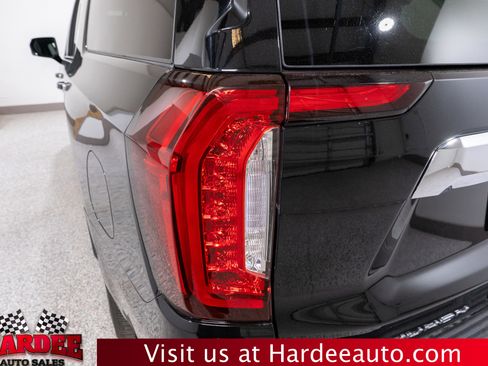 Used 2023 GMC Yukon XL SLT w/ SLT Luxury Package AWD/4WD image 9