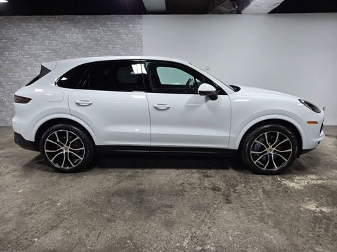 Used 2022 Porsche Cayenne Platinum Edition image 3