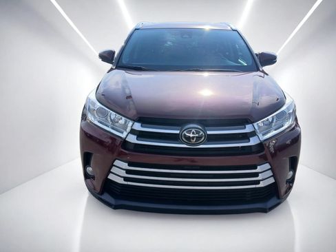 Used 2018 Toyota Highlander XLE FWD image 3