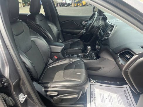 Used 2019 Jeep Cherokee Latitude Plus w/ Comfort/Convenience Group AWD/4WD image 19