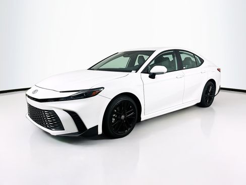 Used 2025 Toyota Camry SE w/ Convenience Package FWD image 3