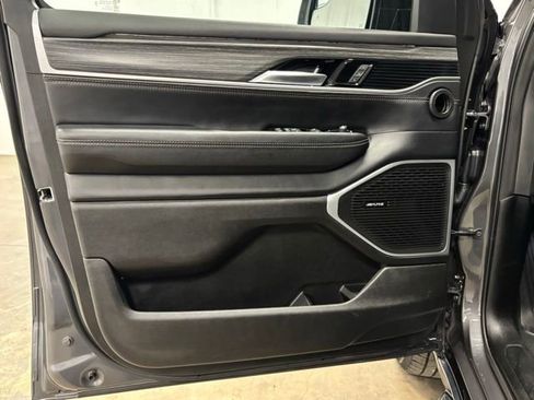 Used 2024 Jeep Wagoneer L Series II RWD image 19