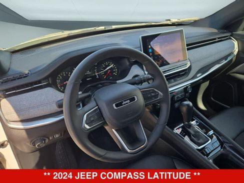 Used 2024 Jeep Compass Latitude AWD/4WD image 2