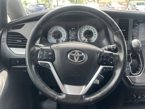 Used 2018 Toyota Sienna SE FWD image 21