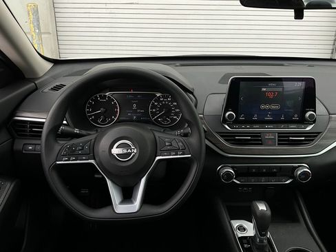 Used 2025 Nissan Altima 2.5 SV image 14