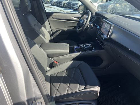 Certified 2025 Volkswagen Atlas Cross Sport SE w/ Panoramic Sunroof Package image 29