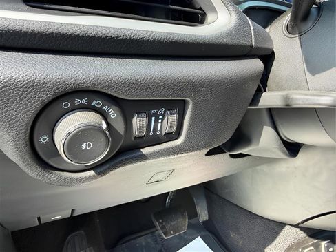 Used 2021 Chrysler Pacifica Touring w/ Uconnect Theater Family Group FWD image 35