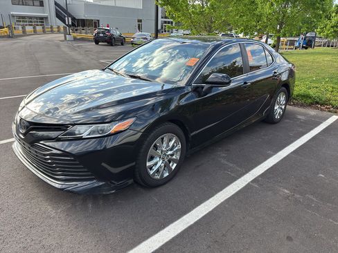 Used 2018 Toyota Camry LE image 2