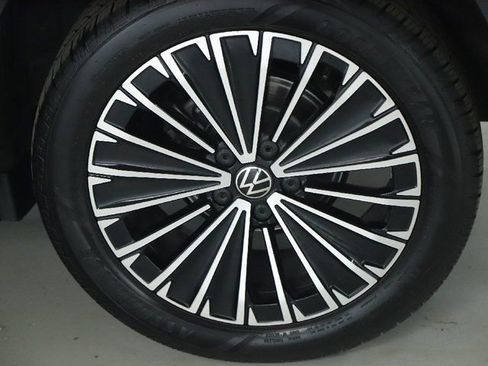 Used 2025 Volkswagen Taos SE image 40