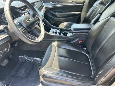 Used 2024 Jeep Grand Cherokee Limited w/ Black Appearance Package AWD/4WD image 18