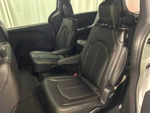 New 2026 Chrysler Pacifica Select image 19