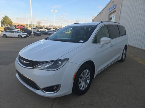 Used 2019 Chrysler Pacifica Touring-L image 4