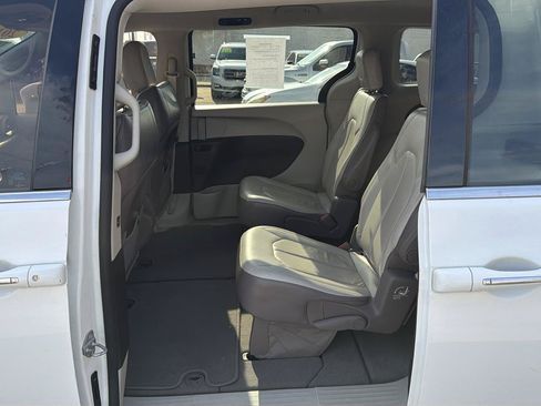 Used 2017 Chrysler Pacifica Touring-L FWD image 26