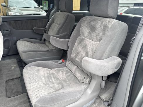 Used 2010 Toyota Sienna LE FWD image 18