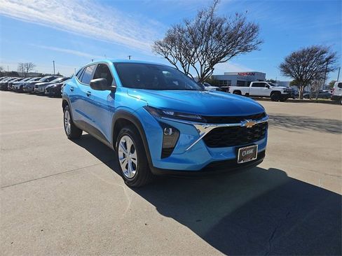 Used 2025 Chevrolet Trax LS w/ Driver Confidence Package image 1