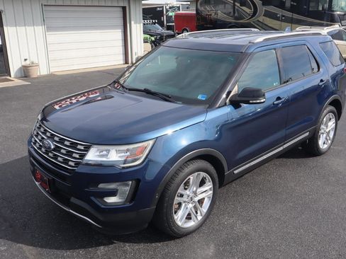 Used 2017 Ford Explorer XLT w/ Equipment Group 202A AWD/4WD image 11