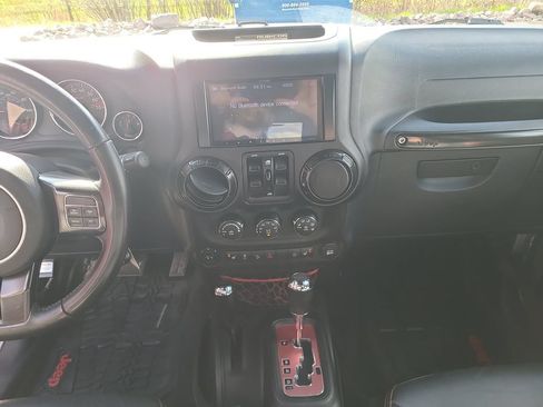 Used 2017 Jeep Wrangler Unlimited Rubicon AWD/4WD image 35