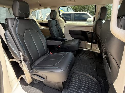 Used 2021 Chrysler Pacifica Touring-L w/ Premium & Safety Sphere Group FWD image 18