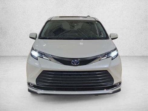 Used 2021 Toyota Sienna XLE w/ XLE Plus Package FWD image 2