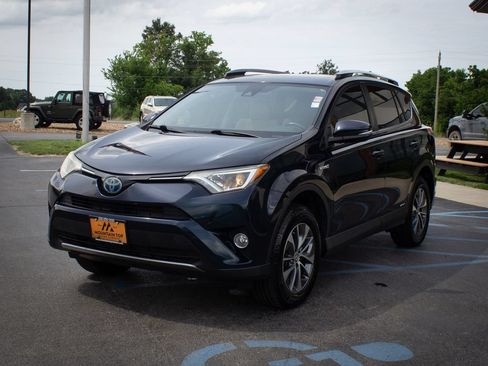 Used 2018 Toyota RAV4 XLE AWD/4WD image 6
