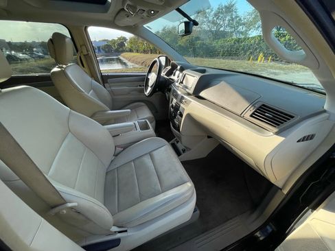 Used 2010 Volkswagen Routan SEL FWD image 29
