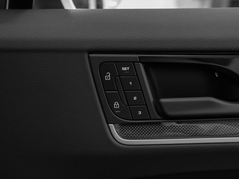 Used 2025 Porsche Cayenne image 19