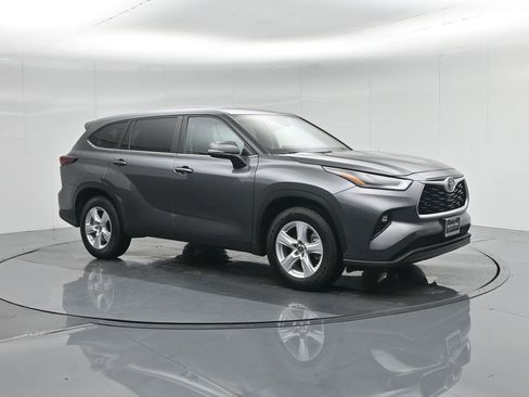 Used 2024 Toyota Highlander LE image 32