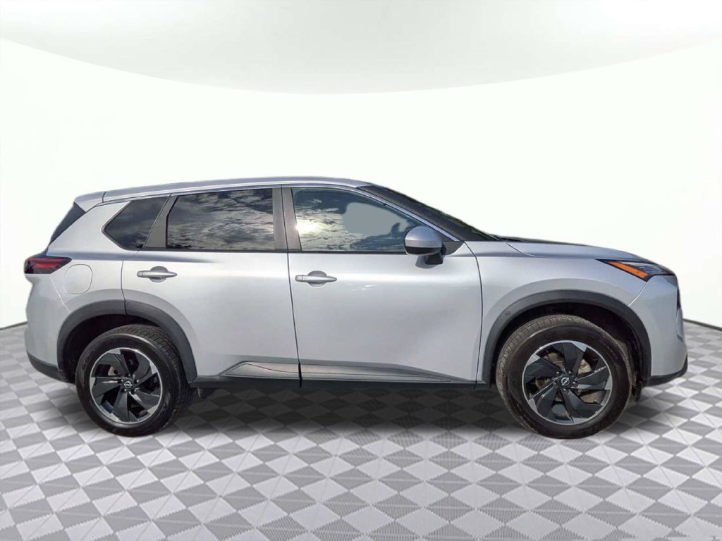 Used 2025 Nissan Rogue SV FWD image 2