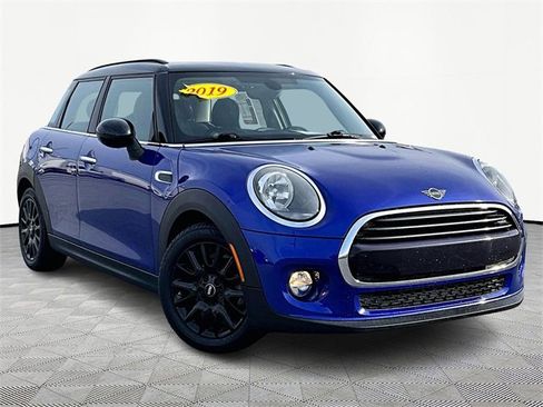Used 2019 MINI Cooper 4-Door Hardtop w/ Signature Upholstery Package image 1
