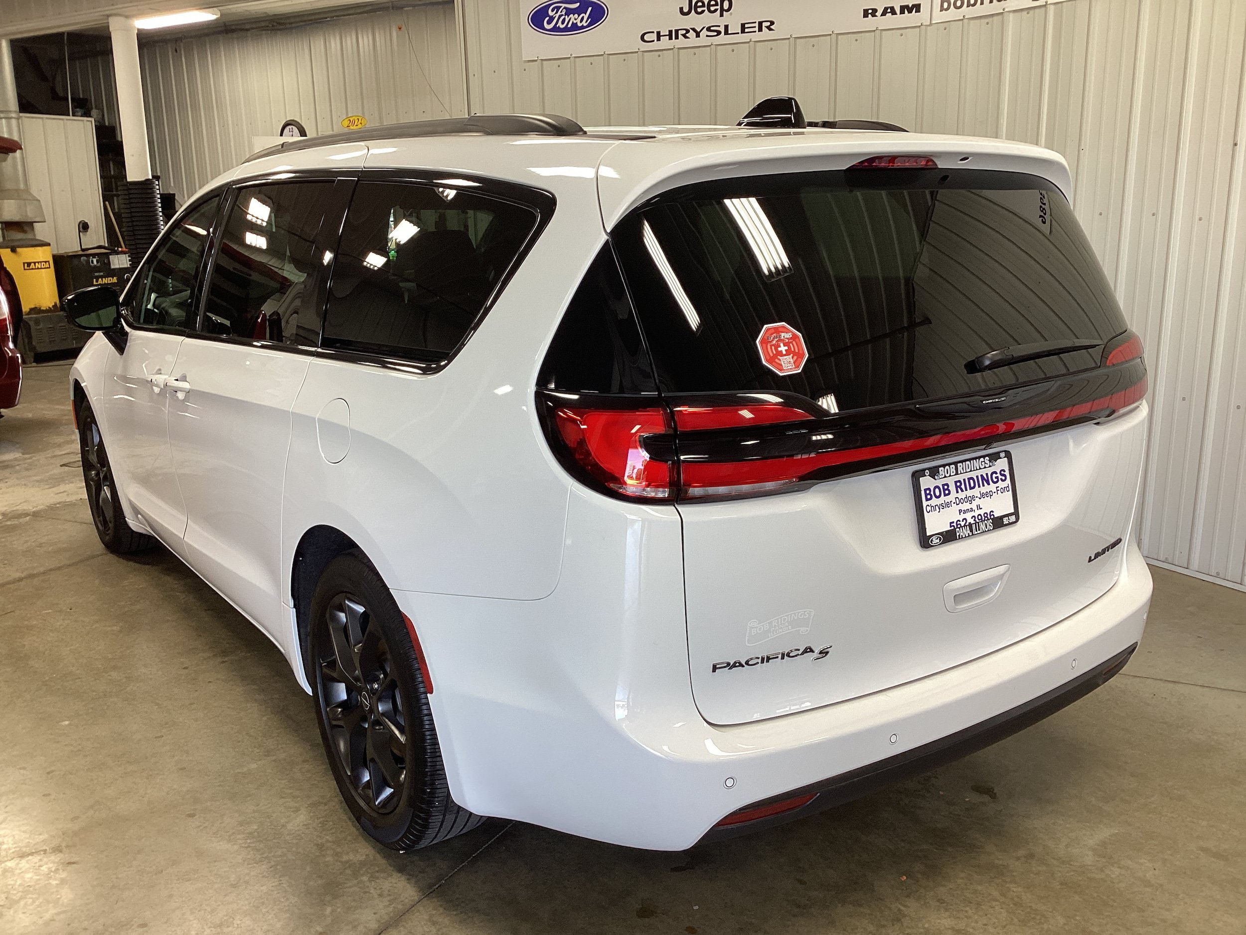 Used 2025 Chrysler Pacifica Limited FWD image 3