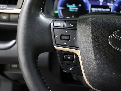 Used 2025 Toyota Crown Limited image 11