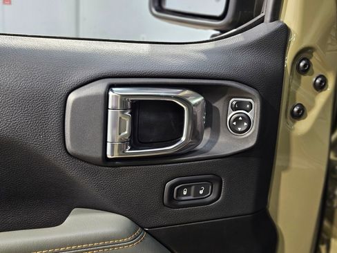 Used 2025 Jeep Gladiator Mojave w/ Convenience Group image 21