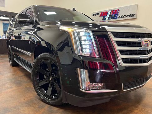 Used 2018 Cadillac Escalade ESV Luxury image 46