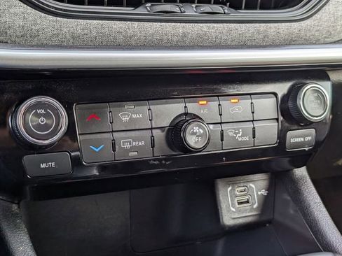 Used 2024 Jeep Compass Latitude image 17