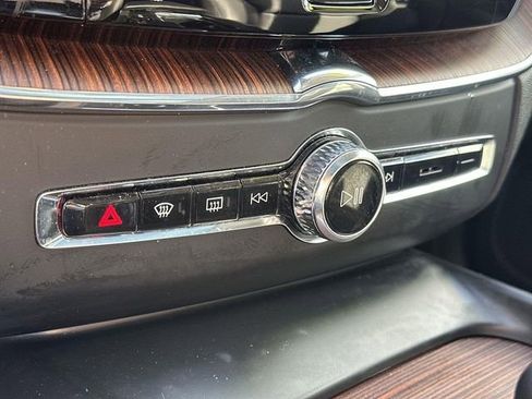 Used 2023 Volvo XC60 B5 Plus image 40