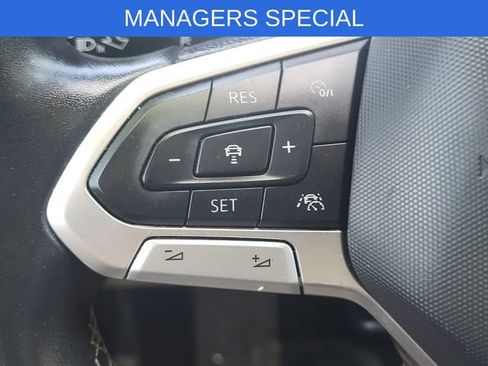 Used 2023 Volkswagen Taos SE w/ Panoramic Sunroof Package FWD image 11