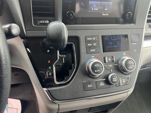Used 2017 Toyota Sienna LE image 16