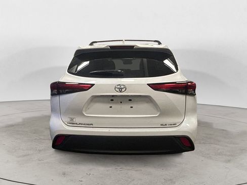 Used 2020 Toyota Highlander XLE AWD/4WD image 4