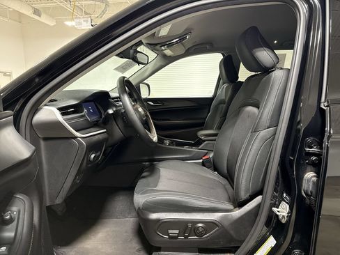 Used 2023 Jeep Grand Cherokee Laredo AWD/4WD image 19