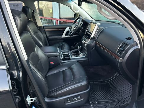 Used 2016 Toyota Land Cruiser image 21