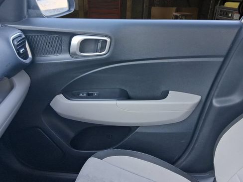 Used 2023 Hyundai Venue SEL FWD image 11