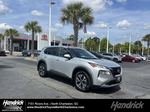 Used 2022 Nissan Rogue SV FWD image 1
