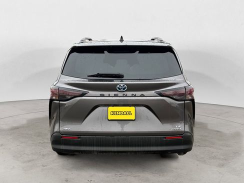 Used 2023 Toyota Sienna LE image 4