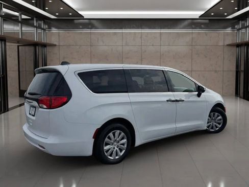 Used 2020 Chrysler Voyager L image 4