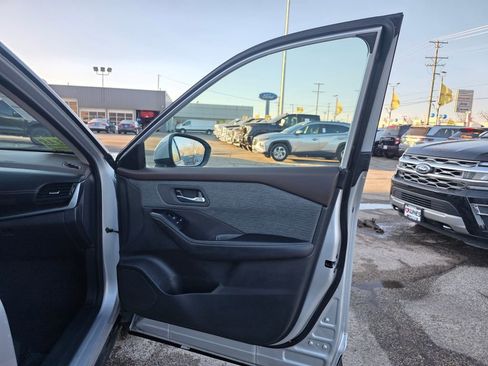 Used 2023 Nissan Rogue SV image 37